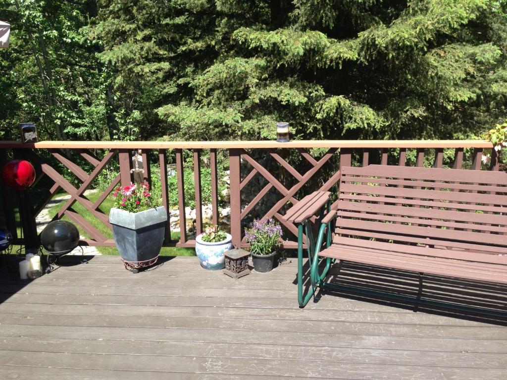 Redwood Meadows Bed And Breakfast Bragg Creek Buitenkant foto